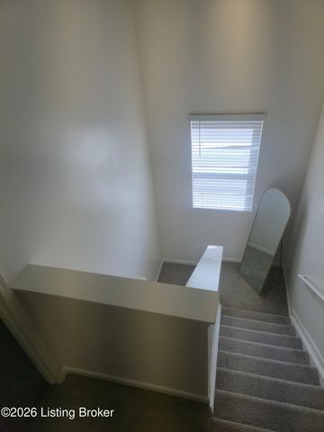 8017 Cedar Meadows Ln, Louisville, KY 40229