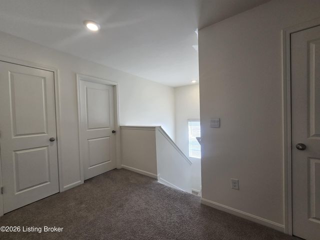 8017 Cedar Meadows Ln, Louisville, KY 40229