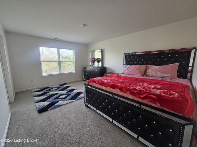 8017 Cedar Meadows Ln, Louisville, KY 40229