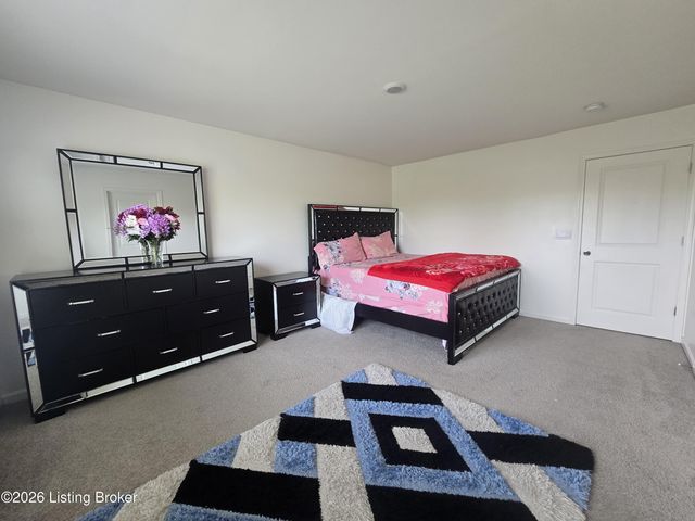 8017 Cedar Meadows Ln, Louisville, KY 40229