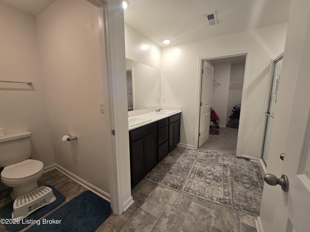 8017 Cedar Meadows Ln, Louisville, KY 40229