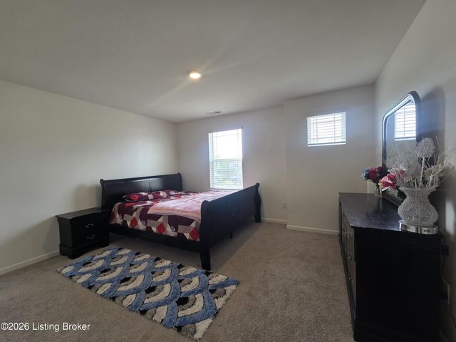 8017 Cedar Meadows Ln, Louisville, KY 40229