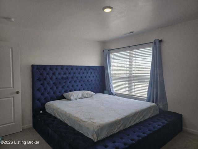 8017 Cedar Meadows Ln, Louisville, KY 40229