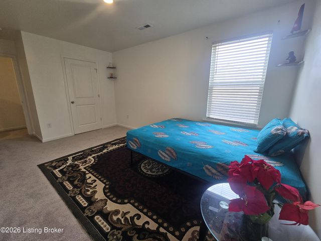 8017 Cedar Meadows Ln, Louisville, KY 40229