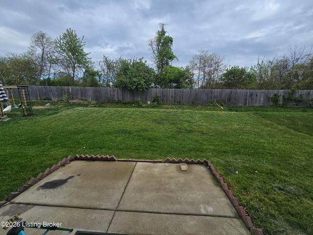 8017 Cedar Meadows Ln, Louisville, KY 40229