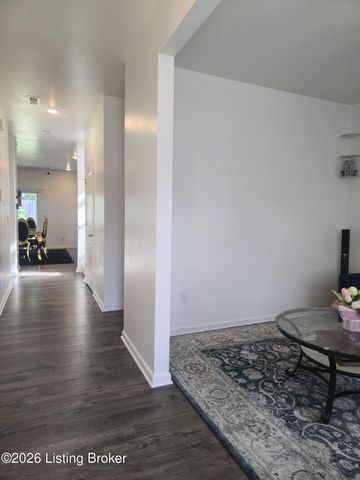 8017 Cedar Meadows Ln, Louisville, KY 40229