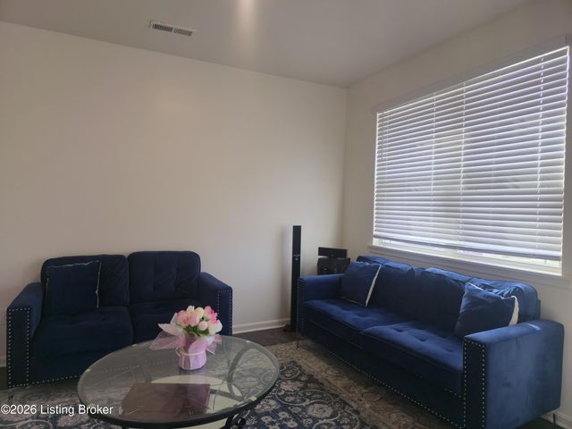 8017 Cedar Meadows Ln, Louisville, KY 40229