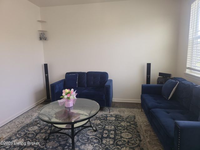 8017 Cedar Meadows Ln, Louisville, KY 40229