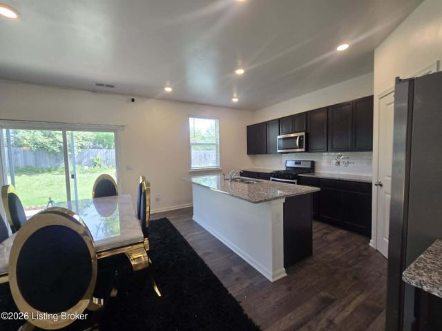 8017 Cedar Meadows Ln, Louisville, KY 40229