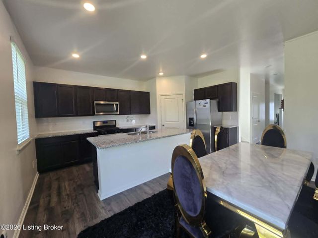 8017 Cedar Meadows Ln, Louisville, KY 40229