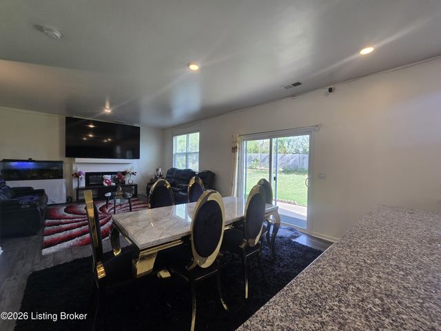 8017 Cedar Meadows Ln, Louisville, KY 40229