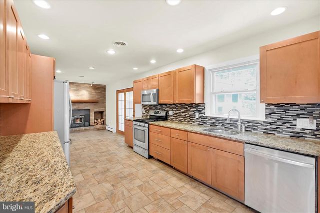 515 PINE HILL DR, Pine Grove, PA 17963