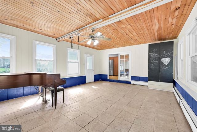 515 PINE HILL DR, Pine Grove, PA 17963