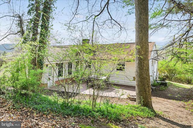 515 PINE HILL DR, Pine Grove, PA 17963