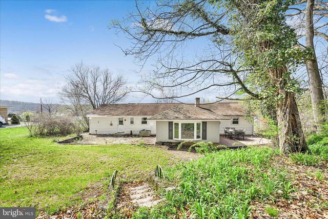515 PINE HILL DR, Pine Grove, PA 17963