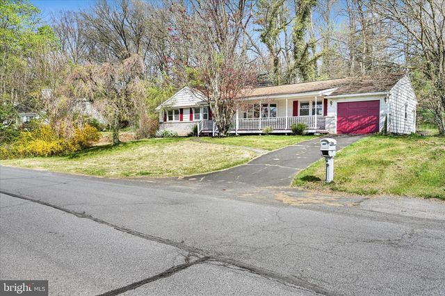 515 PINE HILL DR, Pine Grove, PA 17963