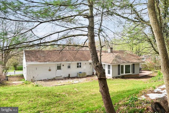 515 PINE HILL DR, Pine Grove, PA 17963