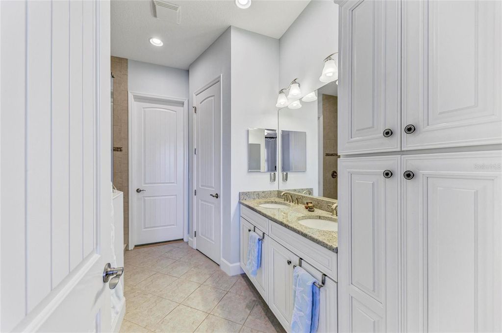 Image 35 of property listing at 348 SAPPHIRE LAKE DRIVE 201, Bradenton, FL 34209