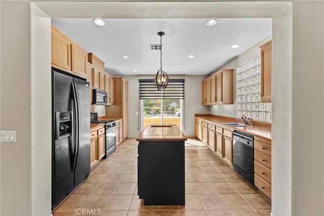 196 Four Seasons Boulevard, Hemet, CA 92545