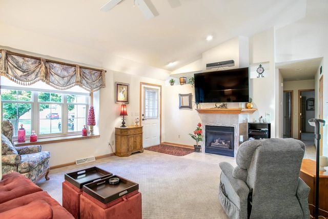 20 SPENCER VILLAGE COURT, Appleton, WI 54914