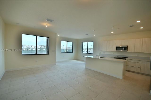 4700 NW 84th Avenue 18, Doral, FL 33166