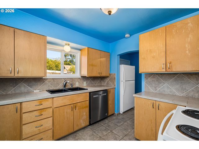 2760 E St, Springfield, OR 97477