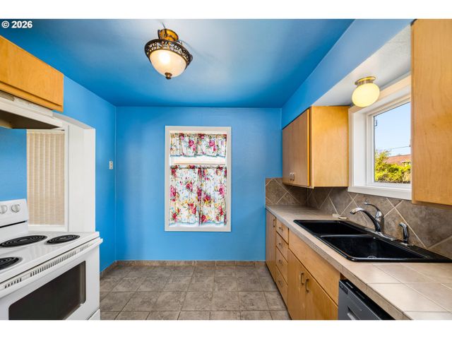 2760 E St, Springfield, OR 97477