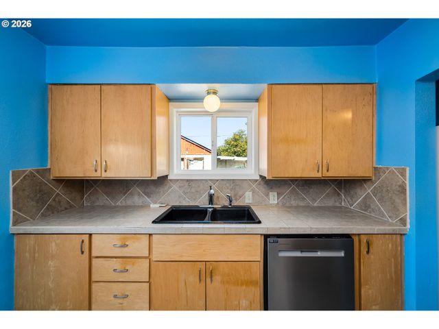 2760 E St, Springfield, OR 97477