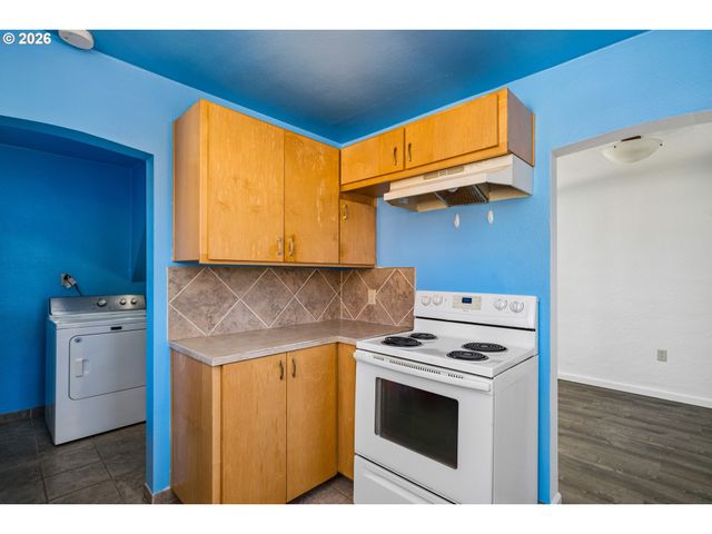 2760 E St, Springfield, OR 97477