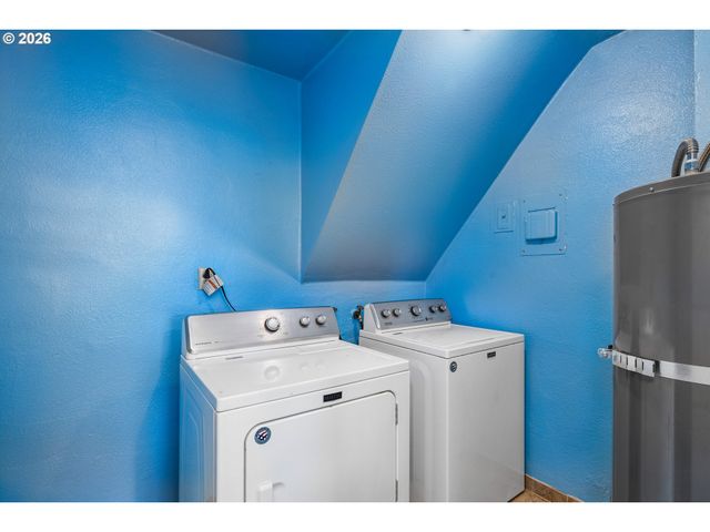 2760 E St, Springfield, OR 97477