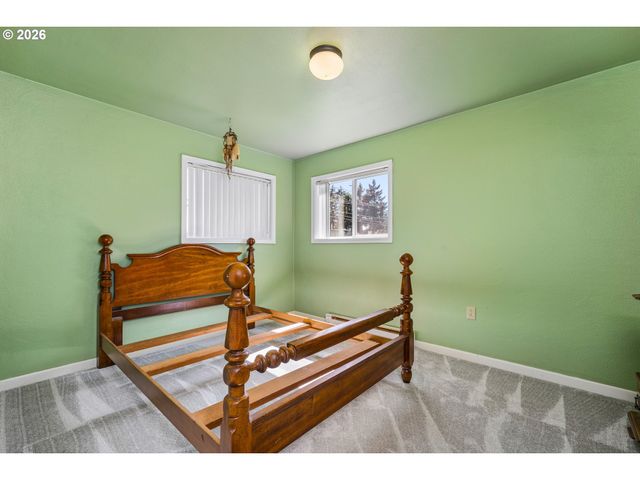 2760 E St, Springfield, OR 97477