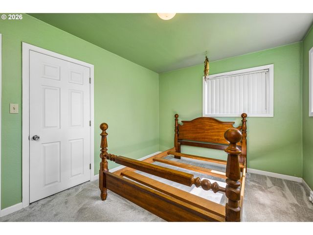 2760 E St, Springfield, OR 97477
