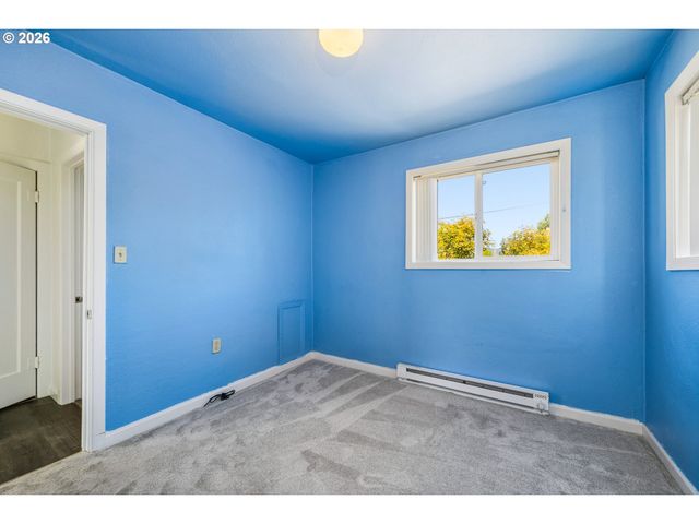 2760 E St, Springfield, OR 97477