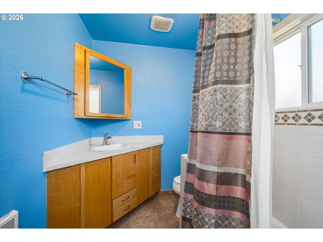 2760 E St, Springfield, OR 97477