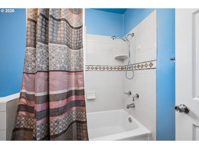 2760 E St, Springfield, OR 97477