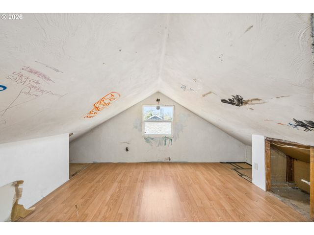 2760 E St, Springfield, OR 97477