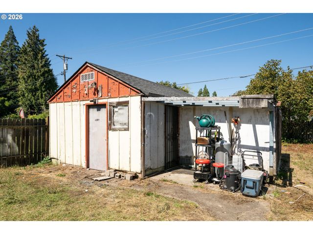 2760 E St, Springfield, OR 97477