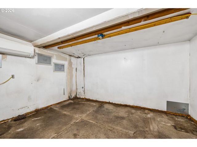 2760 E St, Springfield, OR 97477