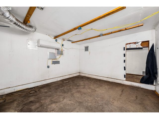 2760 E St, Springfield, OR 97477