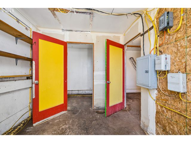 2760 E St, Springfield, OR 97477