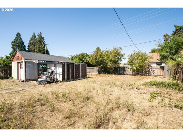 2760 E St, Springfield, OR 97477