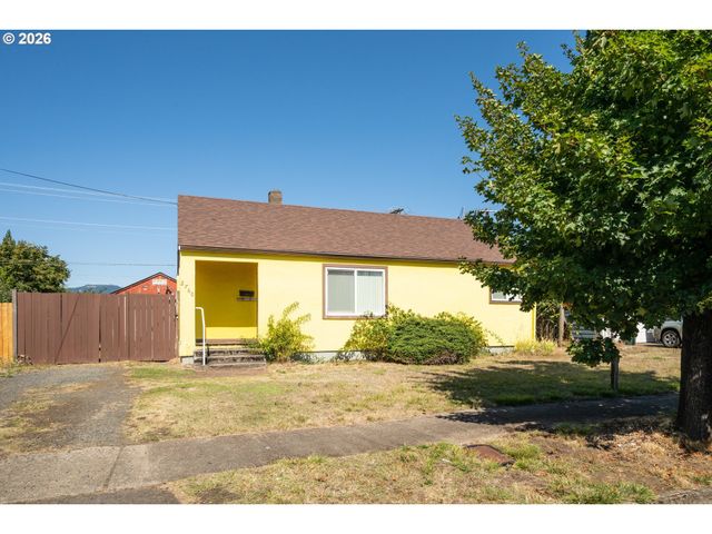 2760 E St, Springfield, OR 97477