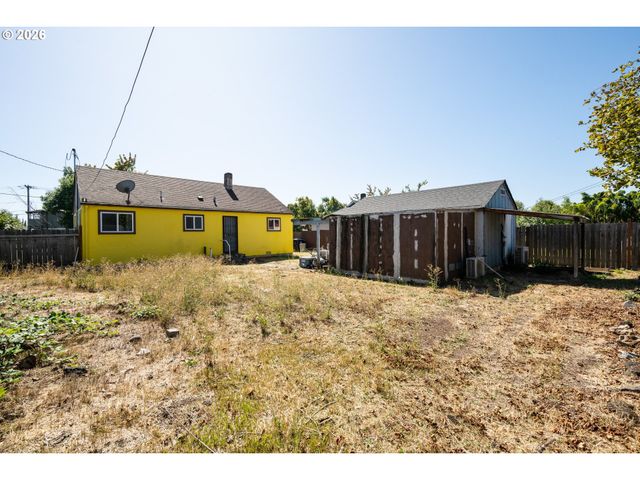 2760 E St, Springfield, OR 97477