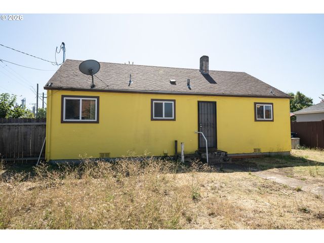 2760 E St, Springfield, OR 97477