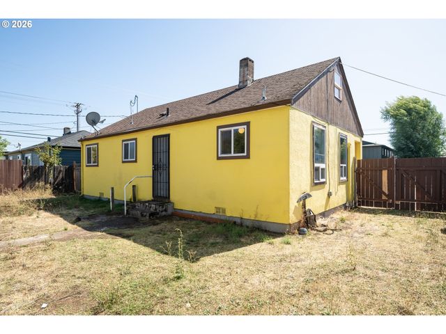 2760 E St, Springfield, OR 97477