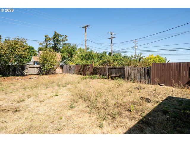 2760 E St, Springfield, OR 97477