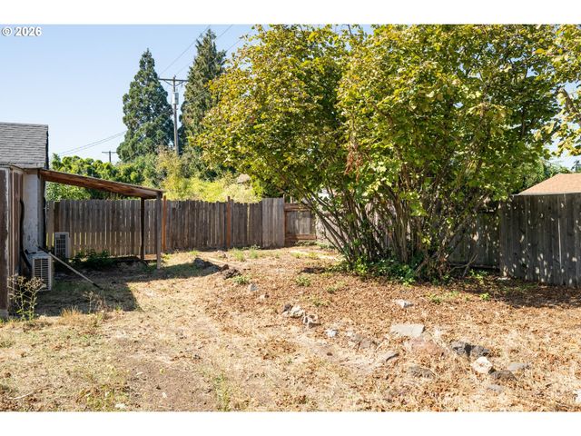 2760 E St, Springfield, OR 97477