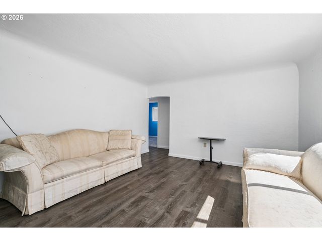 2760 E St, Springfield, OR 97477