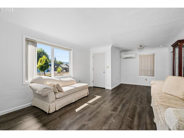 2760 E St, Springfield, OR 97477