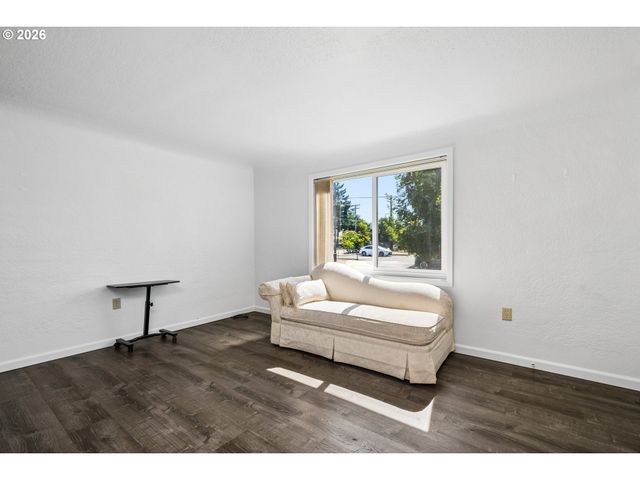 2760 E St, Springfield, OR 97477